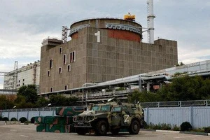Xe tăng của Nga bên ngoài nhà máy điện hạt nhân Zaporizhzhia. ẢNH: REUTERS