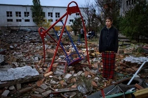 Một sân chơi ở TP Mykolaiv (miền nam Ukraine) bị phá hủy bởi tên lửa ngày 23-10. ẢNH: AP