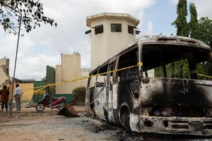 Một chiếc xe bị đốt cháy trong cuộc đột kích vào nhà tù ở thủ đô Abuja hồi tháng 7. ẢNH: REUTERS