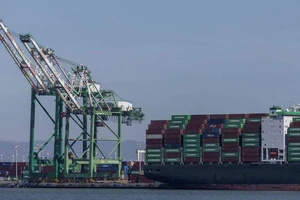 Một tàu chở hàng ở cảng Oakland, bang California, Mỹ. ẢNH: REUTERS