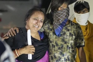 Người nhà một nạn nhân không kiềm được cảm xúc khi nhận ra thi thể người thân tại bệnh viện Dân sự Morbi. ẢNH: AFP