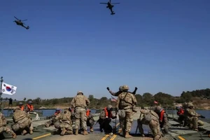 Quân đội Hàn Quốc trong 1 cuộc tập trận với Mỹ tại TP Yeoju, tỉnh Gyeonggi hồi 19-10. ẢNH: REUTERS