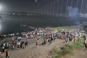 Hiện trường vụ sập cầu treo tại bang Gujarat, Ấn Độ. ẢNH: INDIA TODAY