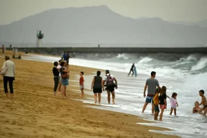 Trước thời tiết tháng 10 ấm lên bất thường, khách du lịch đổ xô tới bãi biển Hossegor, tây nam nước Pháp. ẢNH: AFP