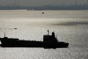 Tàu chở dầu Yong Yong mang 2 triệu thùng dầu thô bị mắc kẹt tại vùng biển ngoài khơi quần đảo Riau (Indonesia). ẢNH: AFP