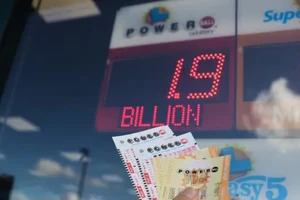 Vé số Powerball tại 1 cửa hàng tiện lợi ở bang California, Mỹ. ẢNH: CNBC