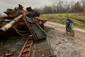Một xe tăng bị phá hủy trên đường tại chiến trường Khakiv, Ukraine. ẢNH: SHUTTERSTOCK