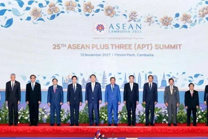Lãnh đạo các nước tham dự Hội nghị Cấp cao ASEAN+3 tại thủ đô Phnom Penh, Campuchia. ẢNH: TÂN HOA XÃ