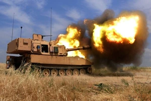 Xe tăng Nga trong một cuộc tập trận pháo binh hồi tháng 4. ẢNH: PHYS.ORG