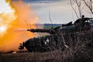 Xe tăng của quân Moscow tiến công tại chiến trường Donetsk ngày 30-11. ẢNH: AP