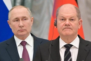Tổng thống Nga Vladimir Putin (bên trái) và Thủ tướng Đức Olaf Scholz (bên phải). ẢNH: ANEWS