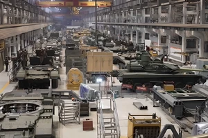 Bên trong một xưởng sản xuất xe tăng của tỉnh Sverdlovsk, Nga. Ảnh: TELEGRAM
