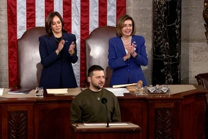 Tổng thống Ukraine - ông Volodymyr Zelensky và Phó Tổng thống Mỹ - bà Kamala Harris (bên trái) cùng Chủ tịch Hạ viện Mỹ - bà Nancy Pelosi (bên phải). Ảnh: CNN