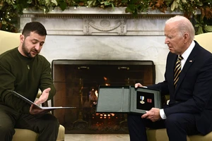 Tổng thống Ukraine - ông Volodymyr Zelensky (bên trái) và Tổng thống Mỹ Joe Biden (bên phải). Ảnh: AFP 