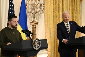 Tổng thống Ukraine - Volodymyr Zelensky (bên trái) và Tổng thống Mỹ Joe Biden (bên phải) trong cuộc họp báo tại Nhà Trắng hôm 22-12. Ảnh: AFP