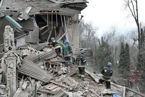 Lực lượng cứu hộ tại 1 bệnh viện Ukraine bị phá hủy tại tỉnh Zaporizhia ngày 22-12. Ảnh: REUTERS