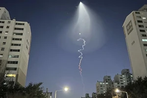 Hình ảnh từ vụ thử tên lửa khiến người dân lầm tưởng là UFO được chụp từ TP Goyang, Seoul (Hàn Quốc). Ảnh: AP