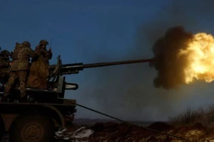 Quân Ukraine khai hỏa phản công các đợt không kích của quân Nga tại chiến trường Soledar (tỉnh Donetsk, Ukraine) ngày 10-1. Ảnh: REUTERS