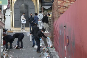 Lực lượng điều tra tại địa điểm xảy ra vụ giẫm đạp ở Itaewon ngày 11-11. Ảnh: YONHAP