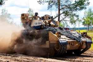 Xe tăng Bradley của Mỹ trong một cuộc tập trận với Đức hồi tháng 5-2022. Ảnh: DEFENSE NEWS