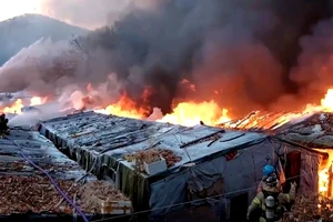 Cháy lớn tại khu ổ chuột ở quận Gangnam (thủ đô Seoul, Hàn Quốc). Ảnh: REUTERS