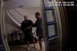 Ảnh chụp màn hình từ video ghi lại cảnh chồng của Chủ tịch Hạ viện Mỹ Nancy Pelosi bị tấn công tại nhà riêng hồi 28-10-2022. Ảnh: THE NEW YORK TIMES
