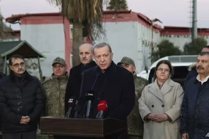 Tổng thống Thổ Nhĩ Kỳ Recep Tayyip Erdogan trong chuyến thăm TP Kahramanmaras - tâm của trận động đất 7,8 độ richter xảy ra hồi 6-2. Ảnh: AP 