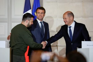 Ông Zelensky gặp ông Macron và ông Scholz. Ảnh: CNN