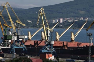 Một tàu chở dầu của Nga nằm ngoài cảng Nakhodka (Nga). Ảnh: REUTERS