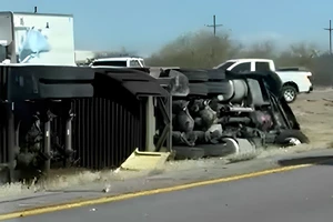 Hình ảnh hiện trường vụ tai nạn lật xe khiến hóa chất trên xe rò rỉ ra ngoài. Ảnh: TWITTER