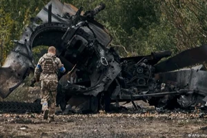 Lính Ukraine và xe tăng Nga bị phá hủy tại chiến trường tỉnh Kharkiv. Ảnh: AP