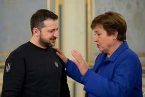 Tổng thống Ukraine - ông Volodymyr Zelensky và Giám đốc điều hành Tổ Chức Quỹ tiền tệ Quốc tế (IMF) bà Kristalina Georgieva. Ảnh: AFP