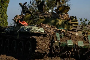 Xe tăng T-62 của Nga bị bỏ rơi tại chiến trường miền nam Ukraine. Ảnh: AFP