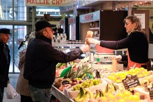 Người dân mua sắm tại một khu chợ miền Tây nước Pháp. Ảnh: AP