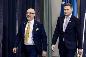 Bộ trưởng quốc phòng Ukraine - Oleksiy Reznikov (bên trái) và người đồng cấp Estonia - Hanno Pevkur trong cuộc họp các bộ trưởng quốc phòng EU ngày 8-3. Ảnh: AFP