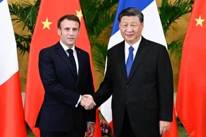Tổng thống Pháp Emmanuel Macron (trái) và Chủ tịch Trung Quốc Tập Cận Bình. Ảnh: TÂN HOA XÃ
