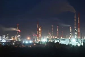 Hình ảnh nhà máy lọc dầu tại TP Omsk (tỉnh Omsk, Nga). Ảnh: REUTERS 