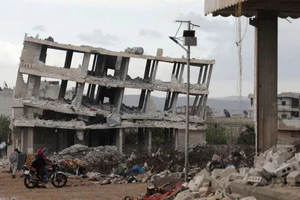 Một tòa nhà đổ sập tại Syria sau trận động đất kinh hoàng hồi 6-2. Ảnh: REUTERS