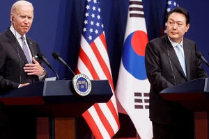 Tổng thống Mỹ Joe Biden (bên trái) và Tổng thống Hàn Quốc Yoon Suk-yeol trong một cuộc họp báo tại thủ đô Seoul (Hàn Quốc) hồi tháng 5-2022. Ảnh: REUTERS