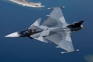 Một chiếc Gripen của Thụy Điển bay trên bầu trời biển Baltic. Ảnh: REUTERS