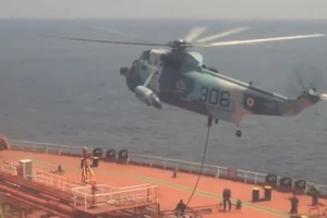 Lực lượng hải quân Iran tiếp cận và bắt giữ tàu chở dầu Advantage Sweet tại Vịnh Oman. Ảnh: RT