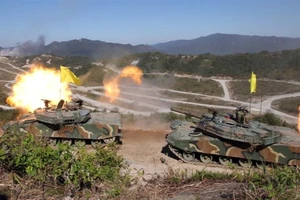 Xe tăng quân đội Mỹ và Hàn Quốc trong một cuộc tập trận tại Trường huấn luyện Seungjin ở TP Pocheon (tỉnh Gyeonggi, Hàn Quốc) hồi tháng 9-2011. Ảnh: KOREAN TIMES