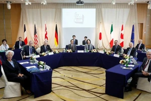 Các Bộ trưởng Tài chính của G7 trong phiên họp hôm 13-5 tại Nhật. Ảnh: REUTERS