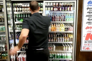 Người tiêu dùng tại một quầy bán thức uống có cồn. Ảnh: SKY NEWS