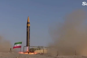 Iran thử tên lửa đạn đạo với tầm bắn xa lên tới 2.000 km. Ảnh: THE SUN