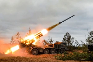 Binh chủng Moscow bắn pháo phản lực trong một cuộc tập trận tại TP Saint-Peterburg (Nga). Ảnh: MIL.RU