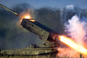 Quân Nga bắn pháo phản lực TOS-1 trong một cuộc tập trận gần tiền tuyến xảy ra xung đột với Ukraine. Ảnh: CREATIVE COMMONS