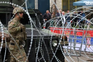 Lính NATO canh gác ngoài một văn phòng ở thị trấn Zvecan (Kosovo). Ảnh: REUTERS