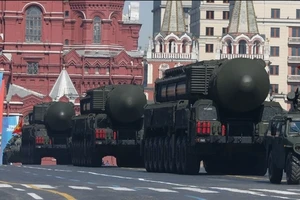 Các tổ hợp tên lửa Nga trong cuộc duyệt binh ngày 9-5 tại Moscow. Ảnh: REUTERS