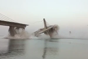 Hiện trường cây cầu Aguwani-Sultanganj đang xây dựng ở bang Bihar (Ấn Độ) bất ngờ sụp đổ. Ảnh: ANI